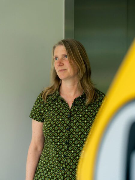 Portretfoto van Marloes Walma in het Design Museum Den Bosch