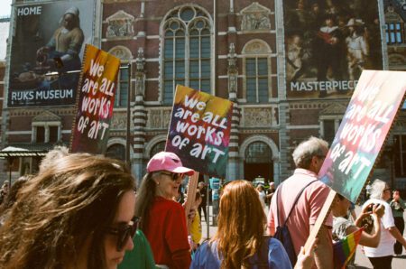 Een delegatie van de museumsector liep mee in de Pride Walk zaterdag 25 juli 2026