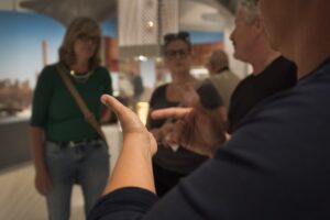 rondleiding in gebarentaal in Drents museum