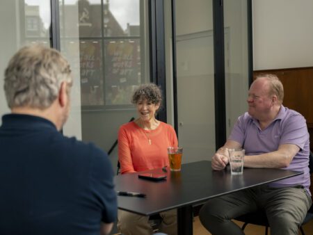 Koen en Carla in het kantoor van de Museumvereniging