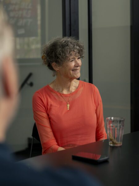 Carla in het kantoor van de Museumvereniging